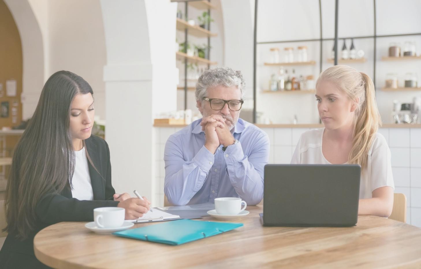 Professionnel travaillant sur l'automatisation budgétaire avec des outils modernes